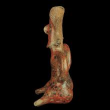 Femme assise les mains sur les hanches